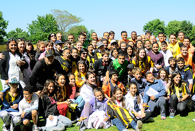 Los niños de la Escuela N°34 del barrio Peñarol con los jugadores en Los Aromos.