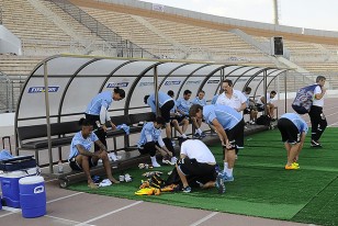 En el banco de suplentes del estadio de Ammán, donde anoche golearon, los suplentes se prepararon de este modo para la práctica vespertina.