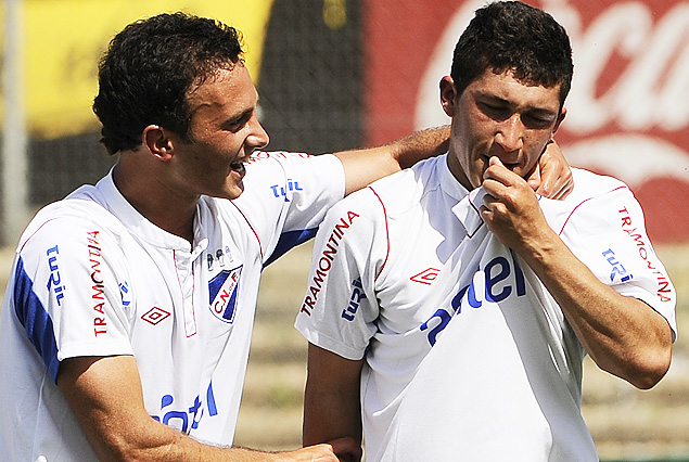 Gonzalo Ramos y Alfonso Espino festejan el segundo gol tricolor.