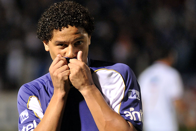 Felipe Gedoz besa el escudo violeta en el festejo de su primer golazo, tercero de Defensor Sporting.