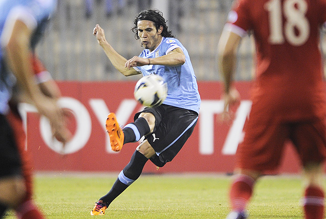 Quinto gol de Uruguay y broche de oro a la goleada. Edinson Cavani saca el derechazo y la pelota viaja con destino de red.