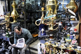 Vista interior de uno de los miles de lugares donde se venden distinto tipo de cosas en el "Grand Bazar". En este caso la imagen muestra un lugar de cosas típicas turcas.