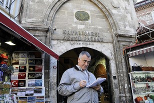 Portada del "Grand Bazar" don el enviado especial de tenfield.com tomando apuntes para esta crónica.