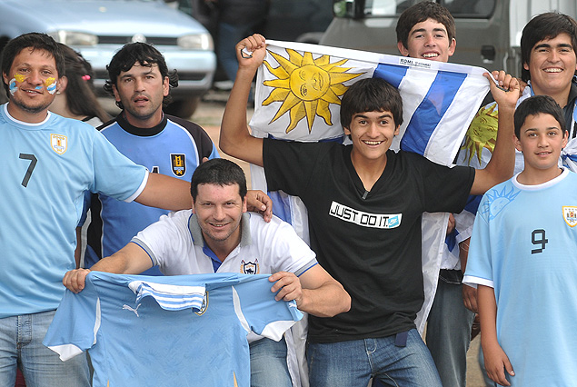 Hinchas uruguayos comienzan a llegar al estadio.