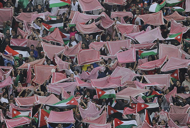 Los hinchas jordanos conformando una enorme pancarta con sus banderas