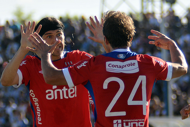 El festejo de gol de Alexander Medina con Iván Alonso. El "Cacique" volvió después de seis meses. 