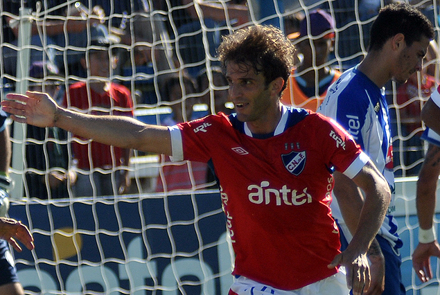 Iván Alonso en pleno festejo. El goleador con un hat trick fue factor de triunfo tricolor en Melo.