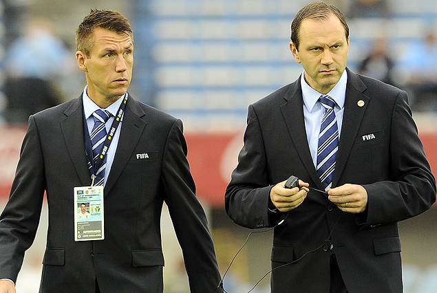 Jonas Eriksson, el árbitro sueco millonario. Calvo aparece a la derecha.