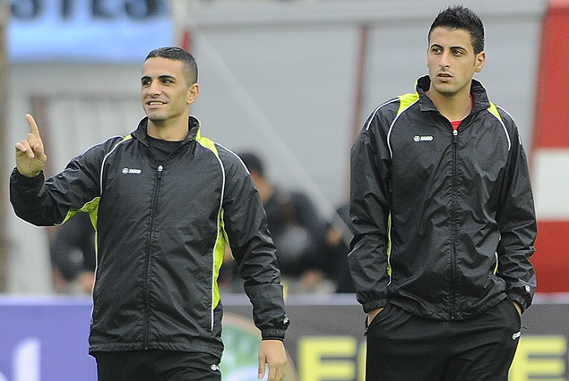 Futbolistas jordanos caminando por la cancha.