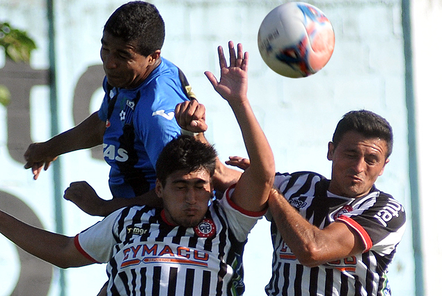 Rodrigo Aguirre se eleva y supera a sus rivales, pero no logra llegar al balón.