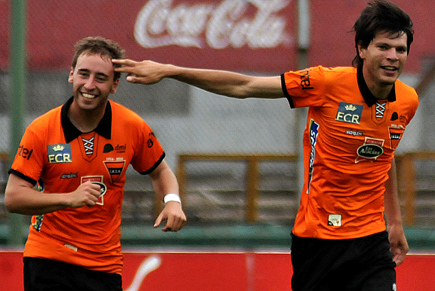 Rodrigo Mieres en el festejo del segundo gol que selló la gran victoria y alegría del "buzón".