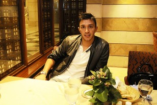 Fernando Muslera almorzando hoy con sus compañeros de la selección.