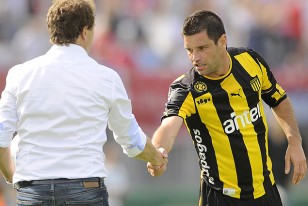 El saludo del Vasco Arruabarrena y Tony Pacheco en el primer tiempo en una pelota que el capitán aurinegro intentó controlar a corta distancia del técnico tricolor. 