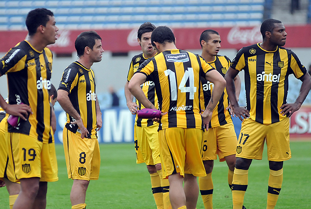 La decepción de Peñarol en el final de la nueva derrota. 