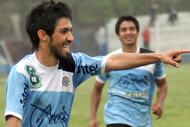 Jonathan Ortiz celebra la apertura para Rocha, que sigue siendo líder. 
