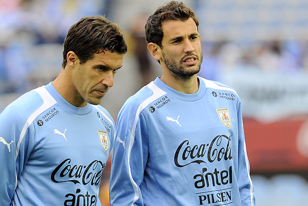 Andrés Scotti y Christian Stuani en la cancha del Centenario.
