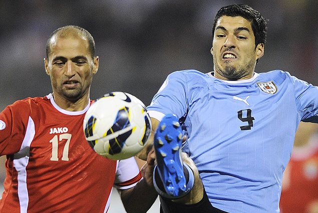 Luis Suárez se lleva la pelota ante el defensor jordano.