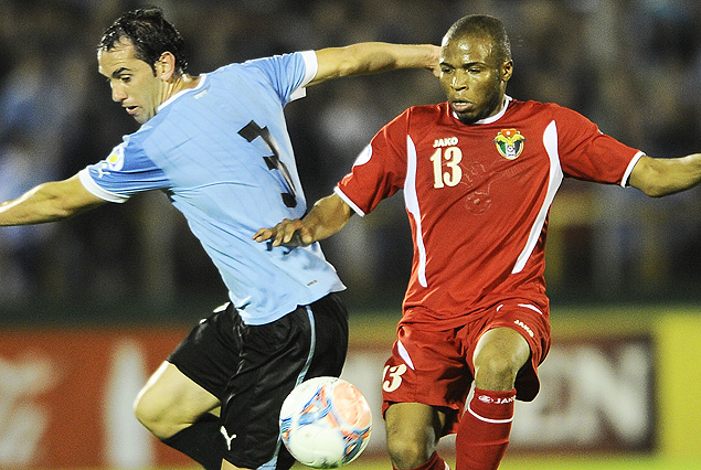 Diego Godín a la marca del delantero jordano.