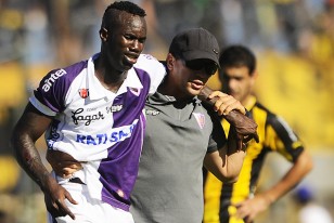 El panameño Cecilio Waterman asistido luego de la lesión que obligó a su salida de la cancha en el penal que no sancionó Silvera.