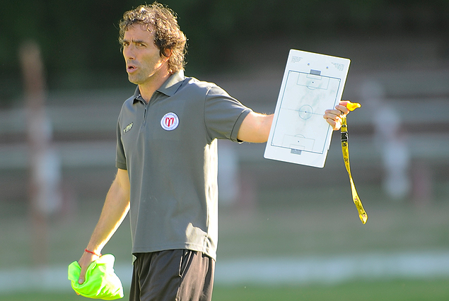 Guillermo Almada ordena a sus dirigidos en la práctica de fútbol. El entrenador con equipo definido. 