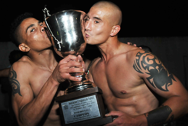 Jonathan Alvez y Pablo Lima y el beso cargado de gloria al trofeo. ¡Danubio Campeón del Apertura!