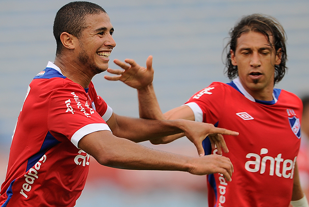 Diego Arismendi en la carrera del festejo del segundo gol tricolor, Richard Porta se acerca para saludarlo.