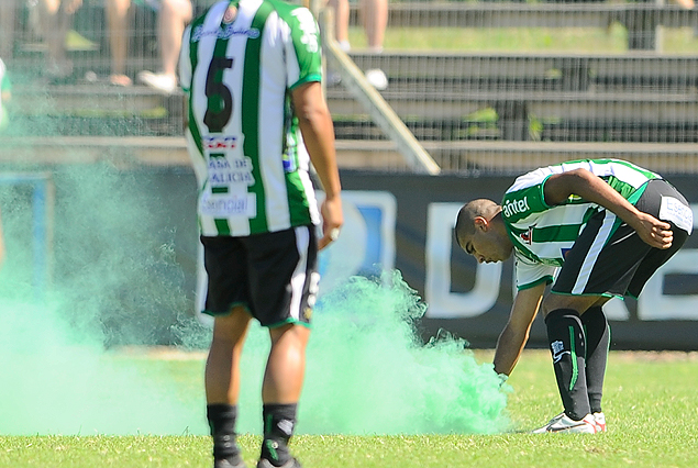 Luis Gorocito va a sacar la bengala que tiraron los hinchas de Racing. 