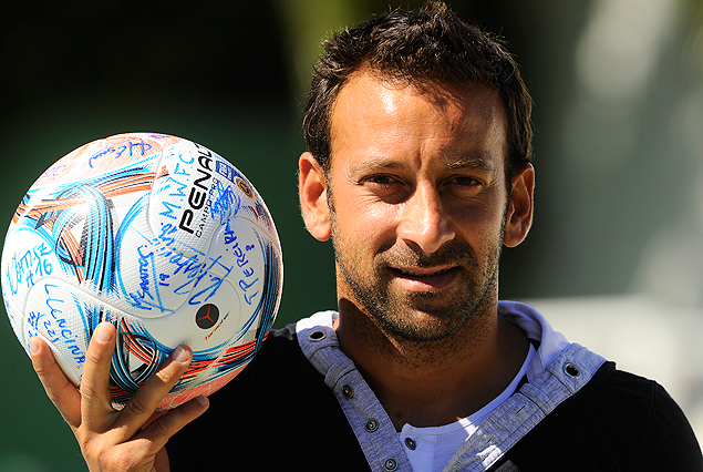 "Chapita" orgulloso posa con el balón con el que le convirtió cuatro goles a El Tanque Sisley. 