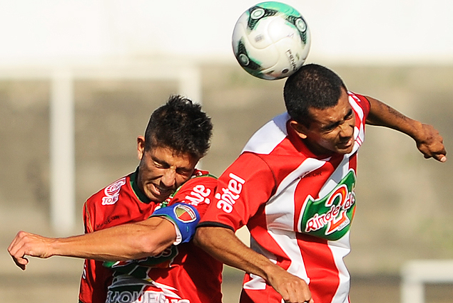 Giovanni Zarfino y Ramón Valencio, en el aire, la pelota sigue de largo.