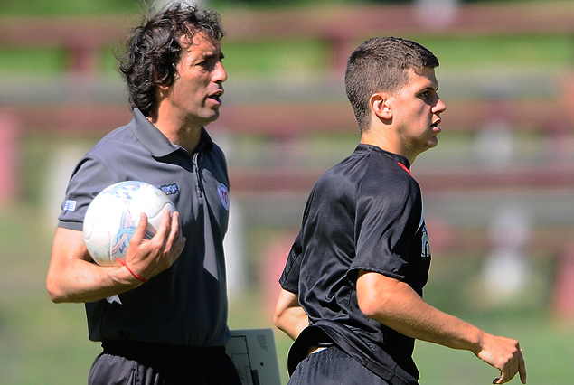 Guillermo Almada orienta el trabajo, con Leandro Rodríguez integrando el equipo titular en el táctico. 
