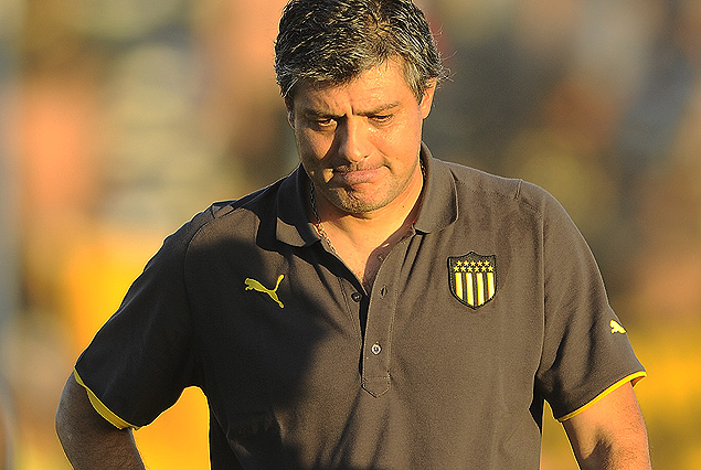 Jorge "Tito" Goncalvez, el técnico de Peñarol, en la imagen final de la derrota de los aurinegros en el Estadio Ubilla de Melo. 