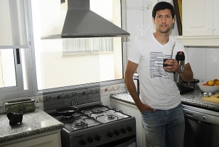 "Nacho" en el día de pausa disfrutando el infaltable mate.