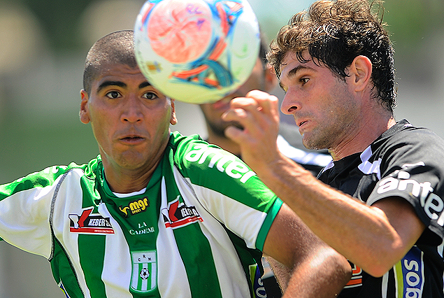 Pelota dividida entre gastón Bueno y Luis Gorocito, en el empate 3:3 entre Racing y Wanderers. 
