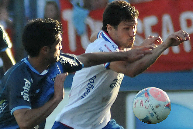 "Nacho" González en ofensiva perseguido por Gabriel De León. 