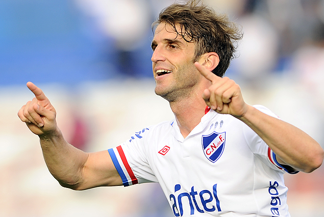 Iván Alonso, la figura goleadora de Nacional. Alcanzó a Héctor Acuña en la tabla de "cañoneros" y además lleva convertidos diez goles en los últimos 8 juegos del albo.