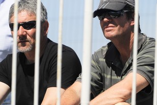 Gerardo Miranda y Fernando Curutchet, cuerpo técnico de Defensor Sporting observando el partido en el Parque Roberto. Wanderers el próximo rival violeta.
