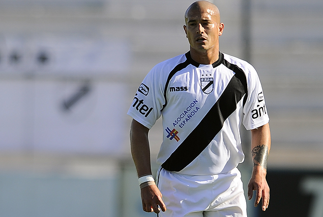 Pablo Lima, genio y figura. El gol que les dio el titulo en San José, el número 19 con la blusa danubiana y levantando además una copa por novena vez.