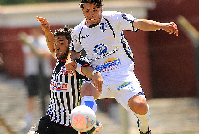 Renzo Pozzi sale a cortar , para buscar ser salida de Juventud. 