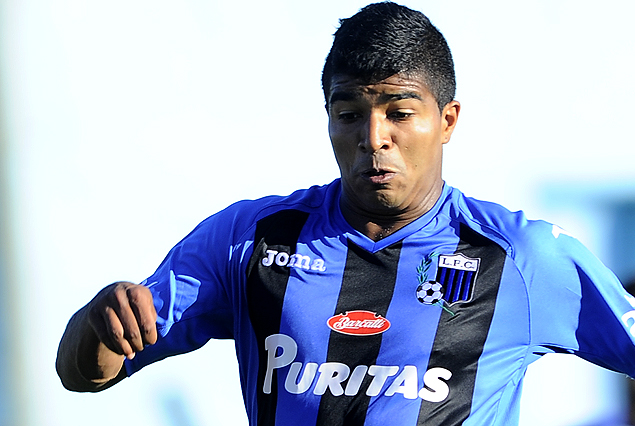 Rodrigo Aguirre al ataque en Liverpool. 