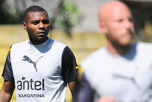 Marcelo Zalayeta a la cancha en Peñarol, será titular por primera vez con Goncalvez: en la imagen de la práctica junto a Marcel Novick.