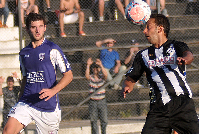 Gastón Silva corre a la marca de Sergio Blanco.