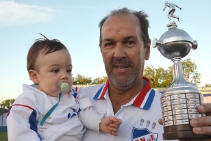 Hugo De León, capitán de aquel equipo, con su nieto Joaquín en brazos, levantando otra copa. 