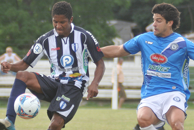 El brasileño Marco Antonio y Juan José Blanco en el partido con triunfo visitante en Las Piedras.