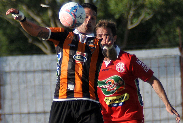 Gonzalo Malán intenta dominar el balón ante la marca de Ignacio Ithurralde. 