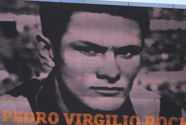 La imagen de Pedro Virgilio Rocha, el "verdugo", en el tablero de la Tribuna Colombes: recuerdo eterno. 