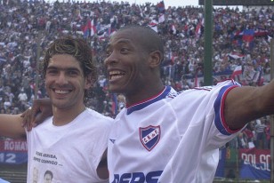 Sebastián Abreu y Richard Morales en la celebración del Torneo Clausura 2001.
