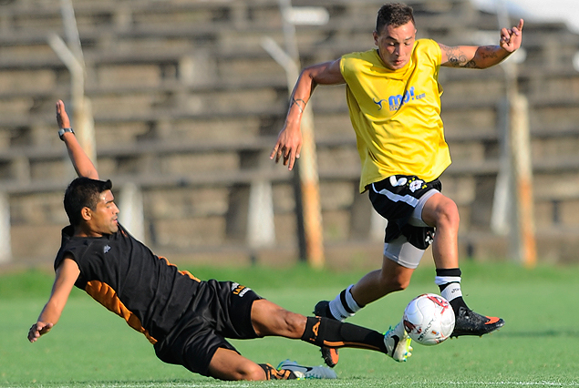 El argentino Emanuel Centurión al piso sobre Adrián Colombino.
