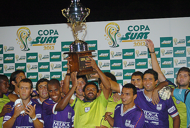 Nicolás Olivera levanta la Copa Suat ganada en el 2012.