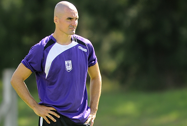 Nicolás Correa a la zaga de Defensor Sporting en el debut ante Liverpool.