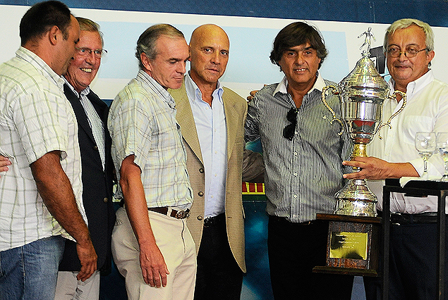 Los dirigentes de Danubio con el trofeo obtenido por conquistar la tabla anual de todas las categorías de divisiones formativas.